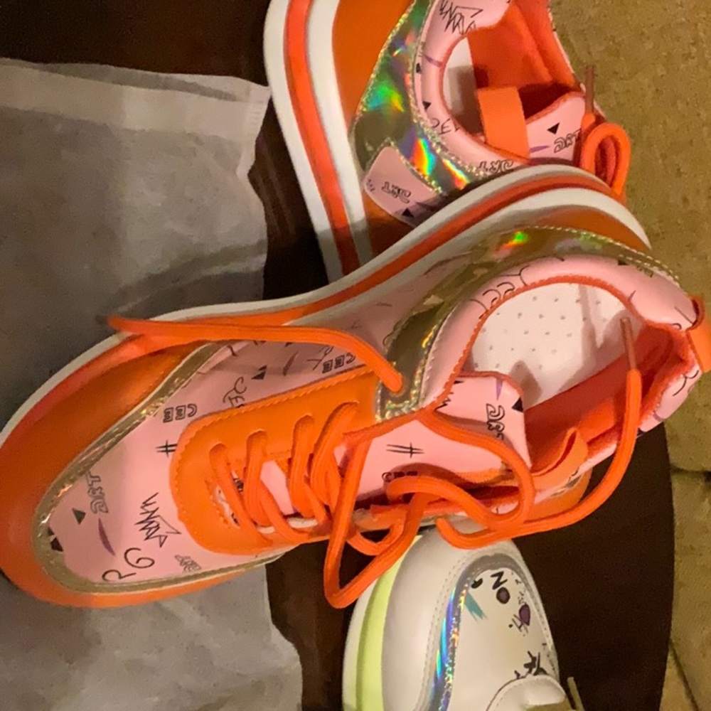 Women size 7 sneaker.